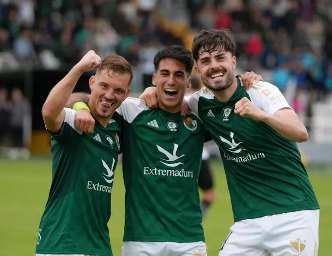 Palacín y Sancho conducen otra vez la fiesta del Cacereño