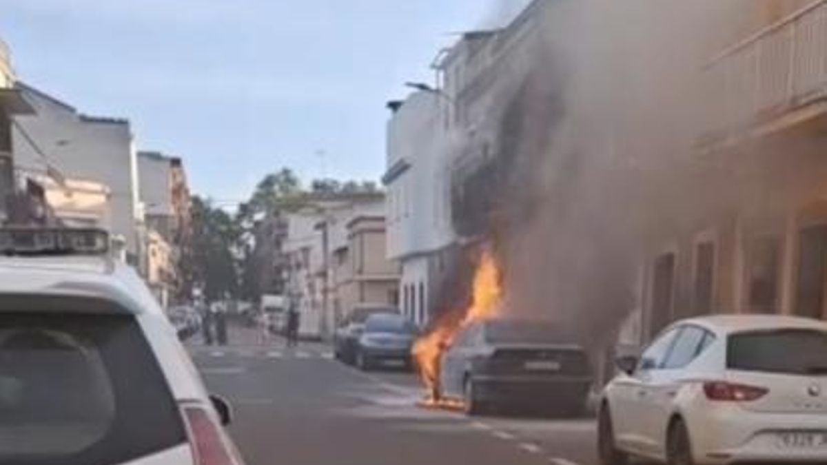 Coche incendiado en la calle Medellín, en Don Benito.