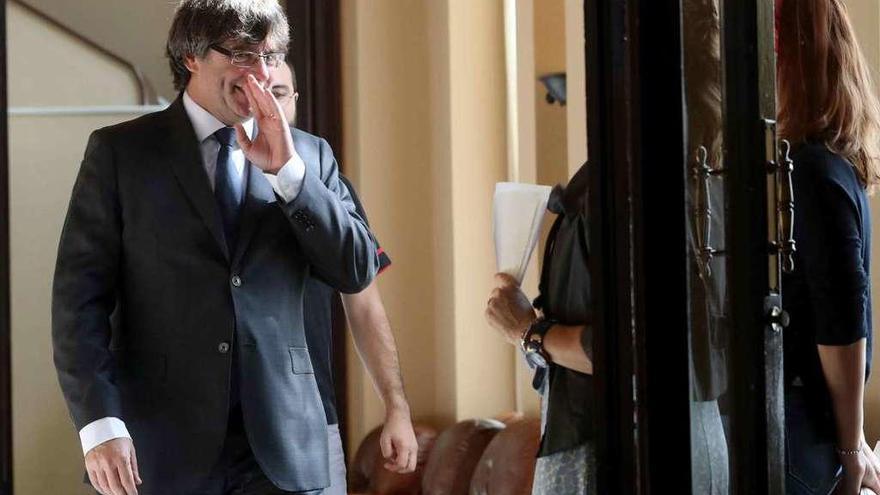 Puigdemont, ayer, en los pasillos del Parlament.