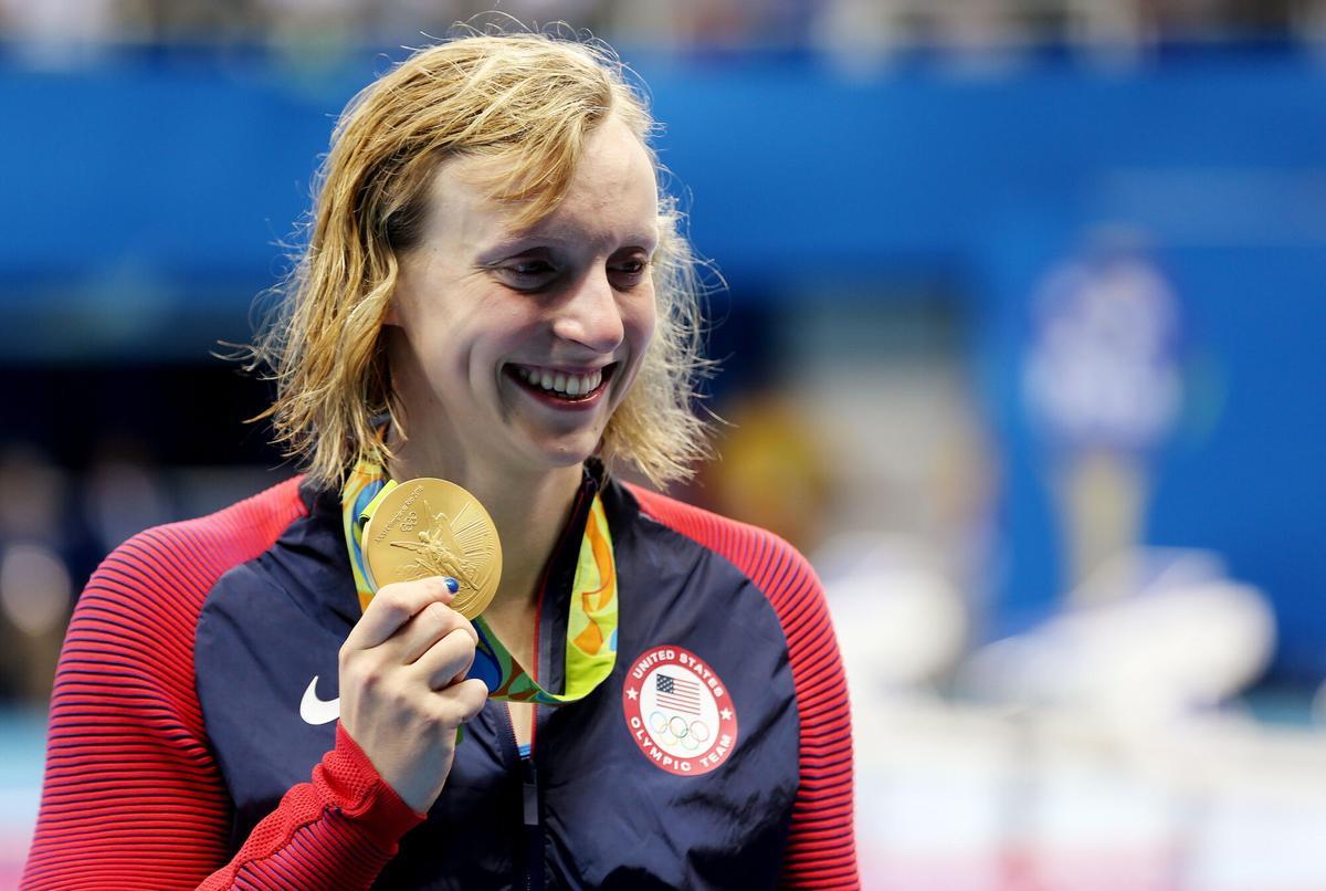JJOO957. RÍO DE JANEIRO (BRASIL), 12/08/2016.- La nadadora estadounidense Katie Ledecky celebra luego de ganar la final de los 800 metros libre hoy, 12 de agosto de 2016, en el Estadio Acuático Olímpico de los Juegos Olímpicos de Río (Brasil). EFE/LEONARDO MUÑOZ