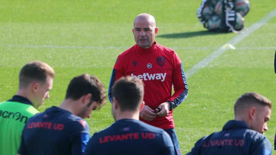 Paco López habla con los futbolistas en un entrenamiento de hace 2 semanas.