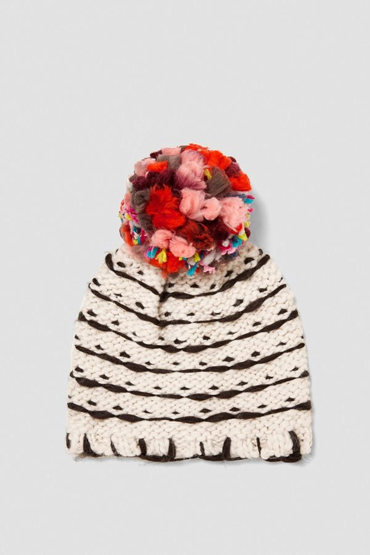 Un invierno a todo color en Zara: gorro de lana con pompon