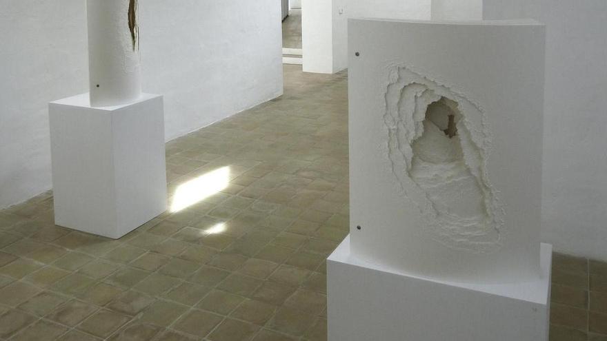 Arte en Ibiza: Angela Glajcar invita a mirar por sus ‘terforaciones’ en el Espacio Micus