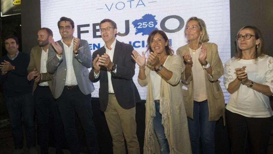 Feijóo, cuarto por la izquierda, abrió ayer la campaña de las elecciones autonómicas en un acto en A Coruña. // J.Roller