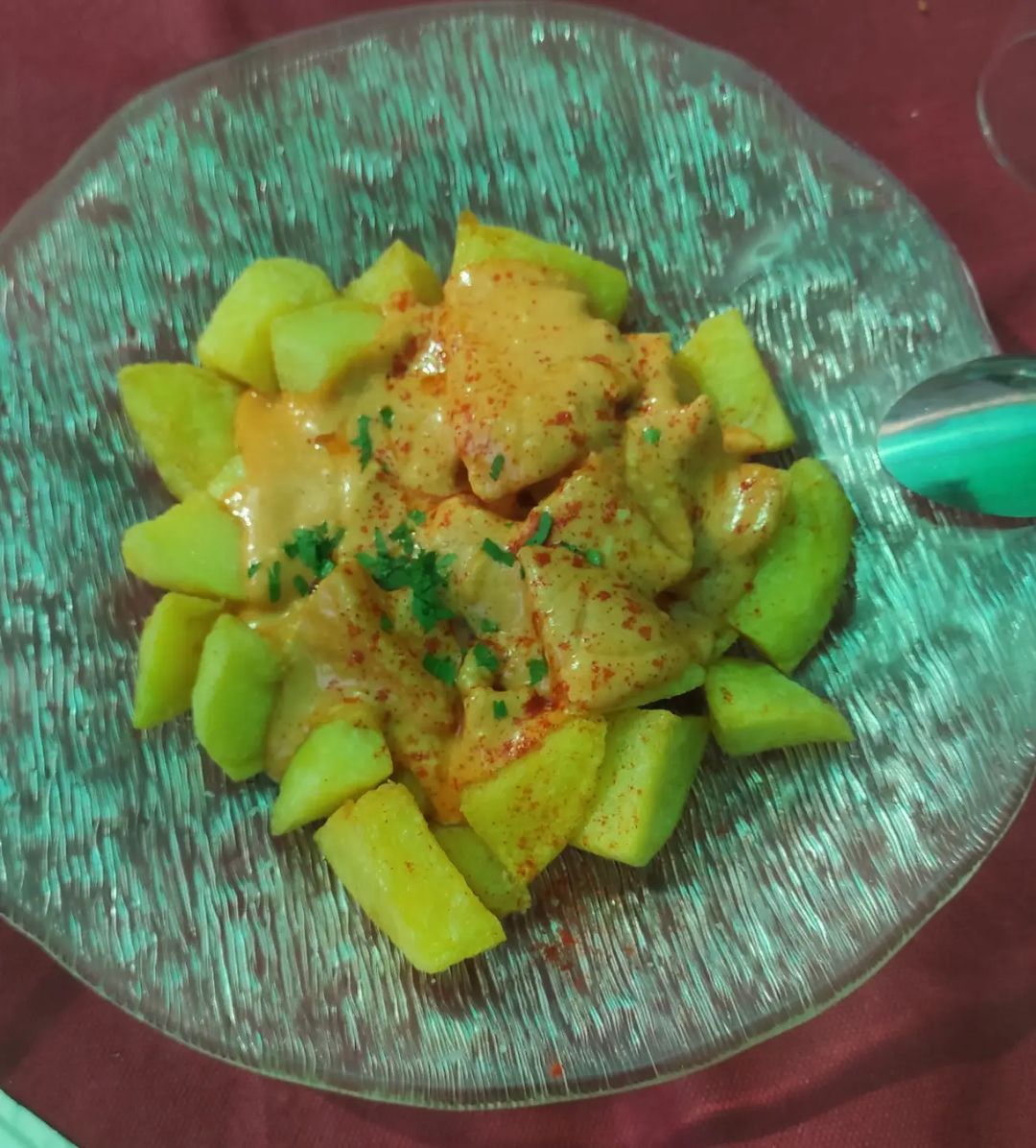 Plato de patatas bravas preparado en el Restaurante Desierto las Palmas de Benicàssim.