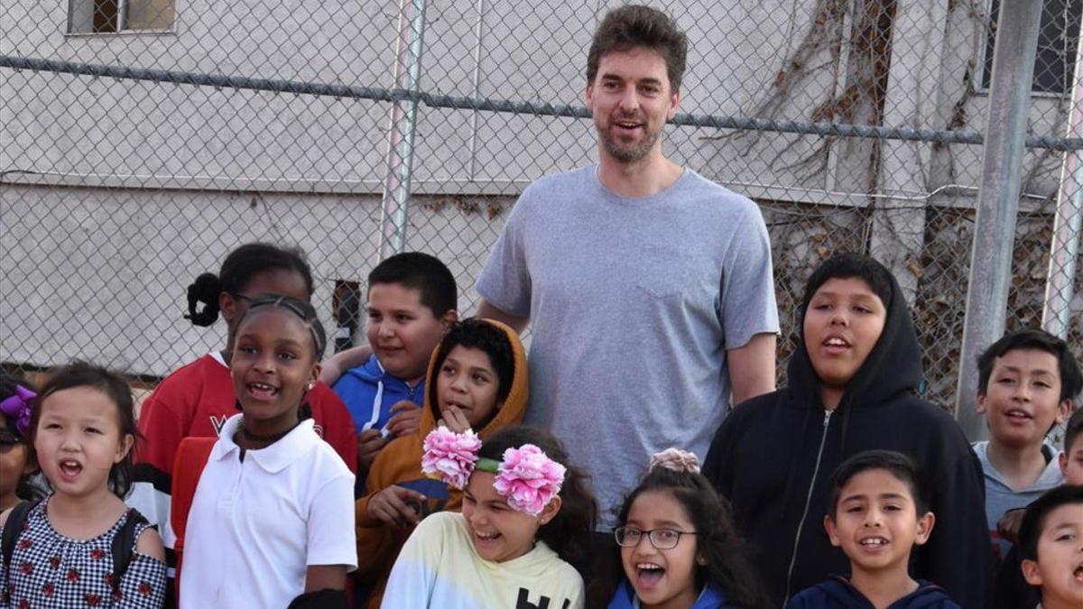 Pau Gasol posa con unos niños en la cancha del Club Boys and Girls en Los Ángeles