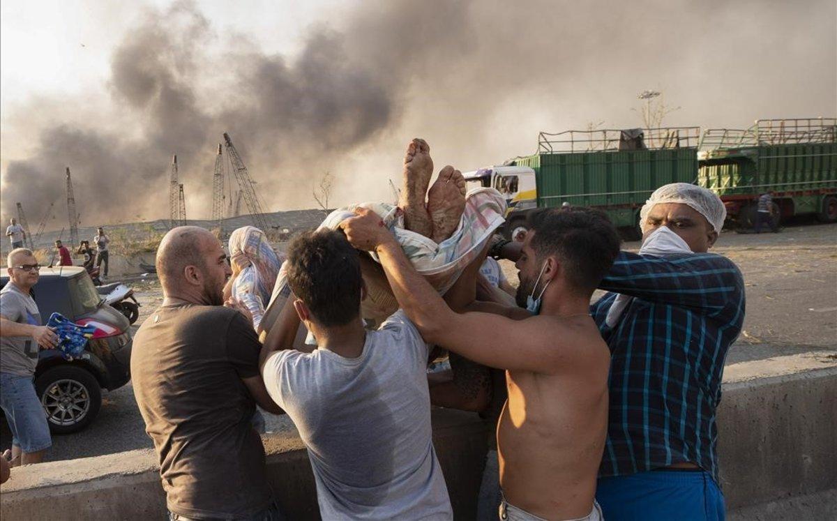 Evacuación de un herido durante la explosión del puerto de Beirut.