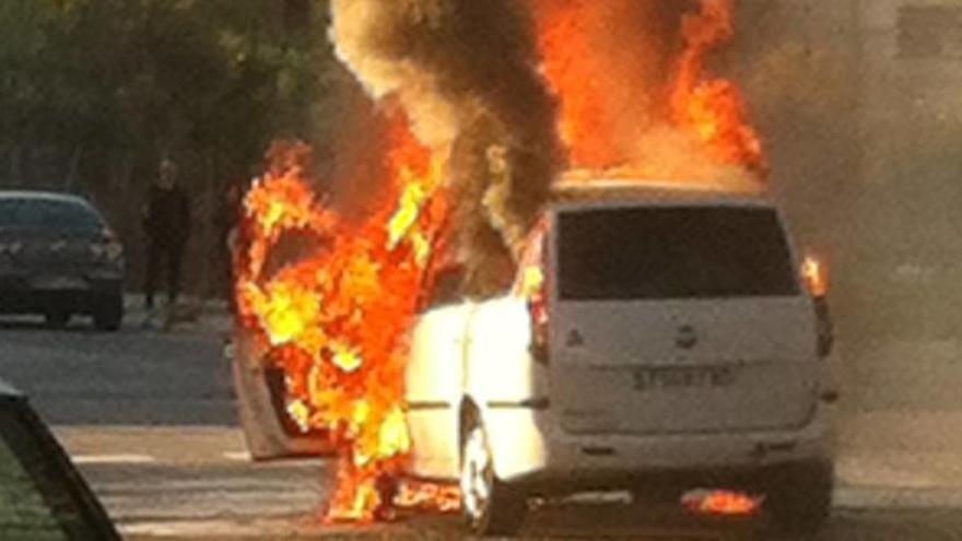 Arde un coche en el polígono de Son Castelló