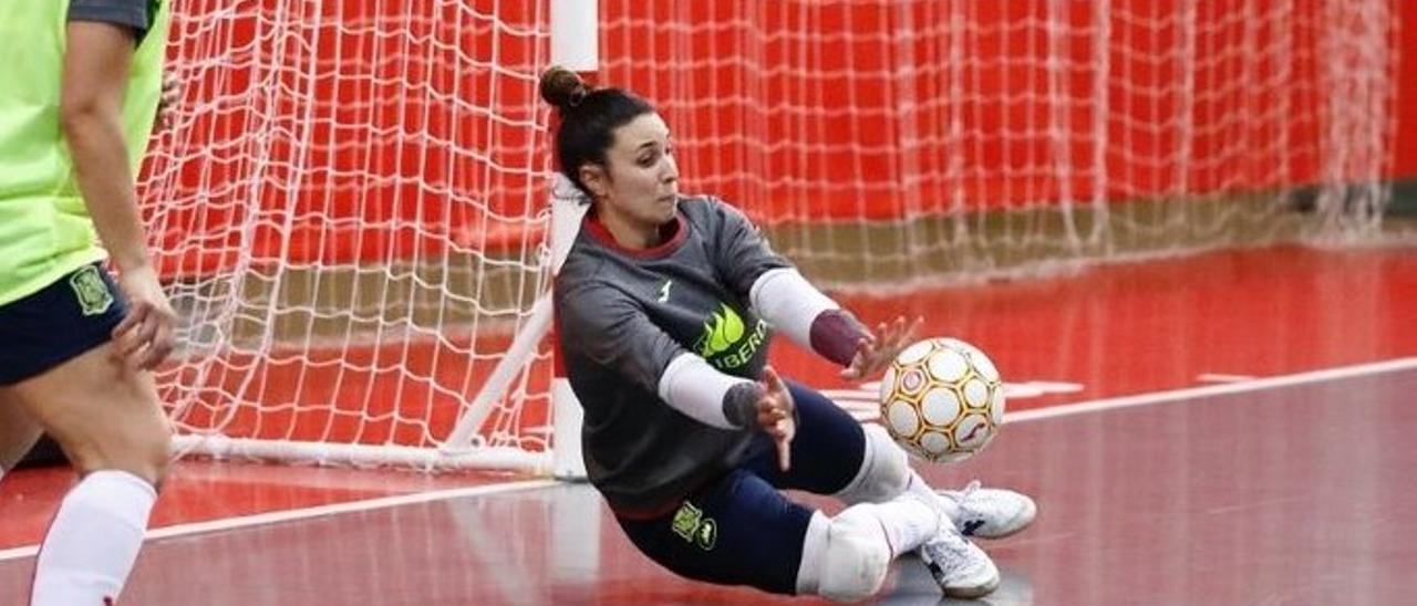 La cordobesa Cris, en un entrenamiento con la selección española en Las Rozas.