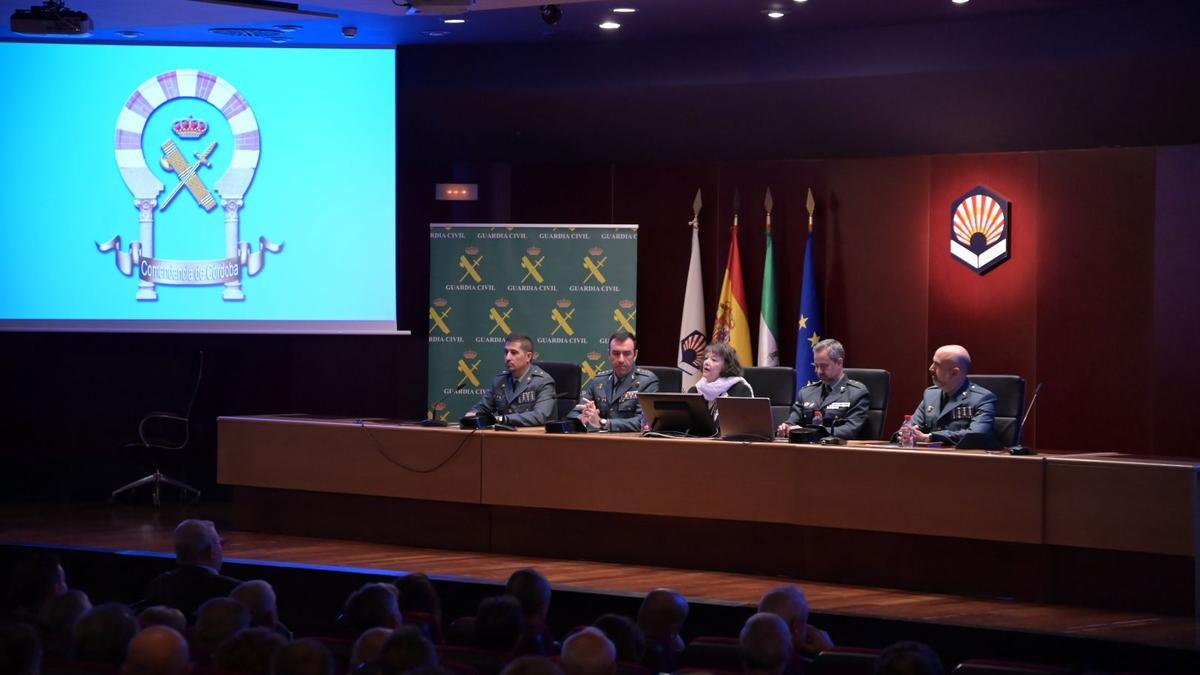 Juan Carretero (2I) y Rafaela Valenzuela (c), durante el acto de homenaje a los guardia civiles veteranos.