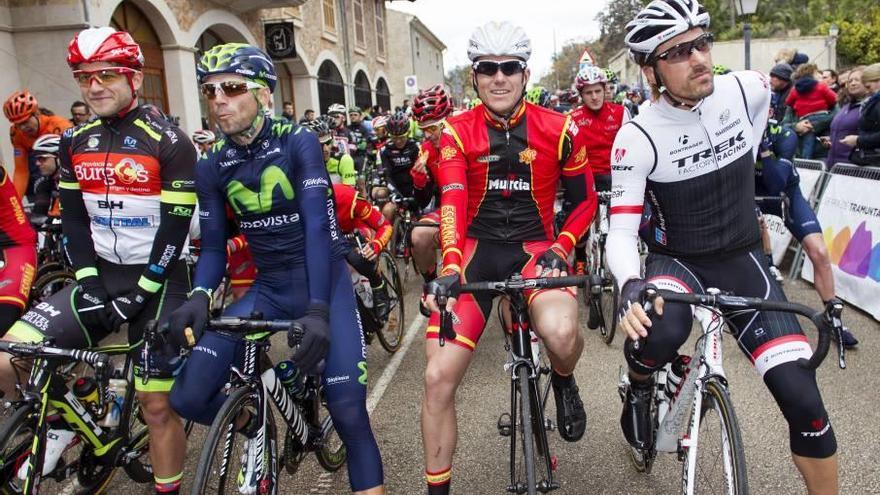 Alejandro Valverde, segundo por la izquierda, en la salida de Valldemossa, el año pasado.