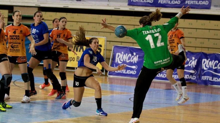 Jenni supera a la portera del Bera Bera. La jugadora algecireña marcó ayer dos goles en la derrota del equipo malagueño ante el líder.