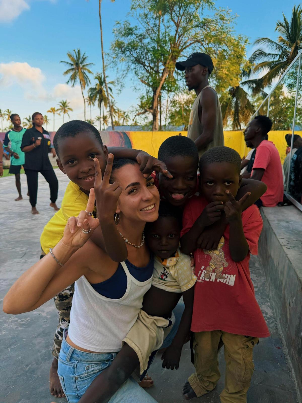 Anna Corberà junto a algunos de los niños que han participado en el documetal 'Move Zanzibar".