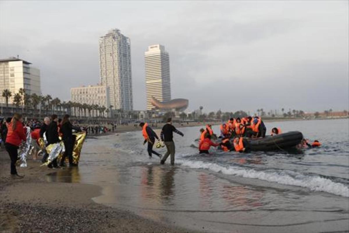 Un momento de la simulación de un rescate de inmigrantes en la Barceloneta.