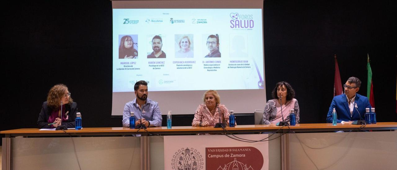 Marisol López, Rubén Sánchez, Esperanza Rodríguez, Montserrat Juan y Antonio Conde en la Jornada “Cáncer de mama: rompiendo mitos y leyendas”. | Emilio Fraile