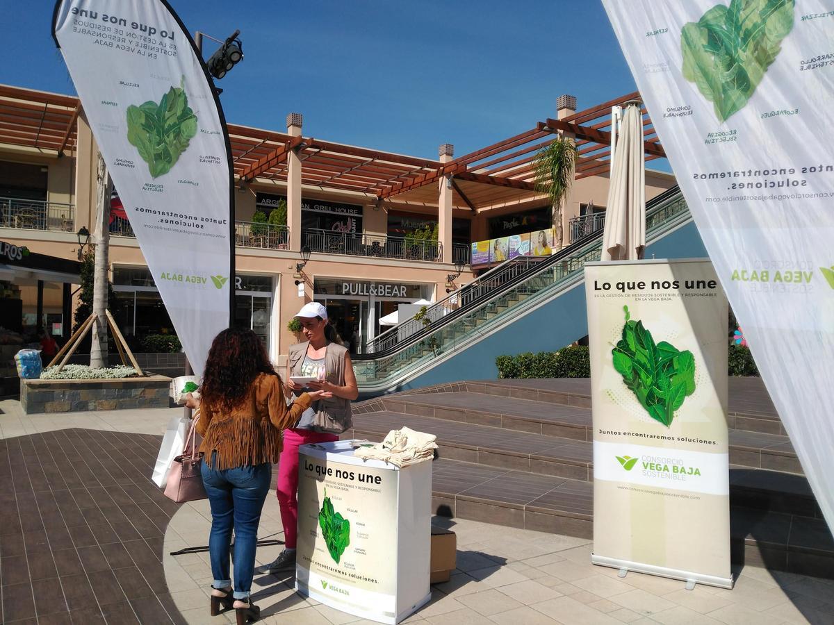 Las acciones de street marketing diseñadas para el Consorcio Vega Baja Sostenible concienciaron a la ciudadanía sobre la importancia de una correcta gestión de los residuos.