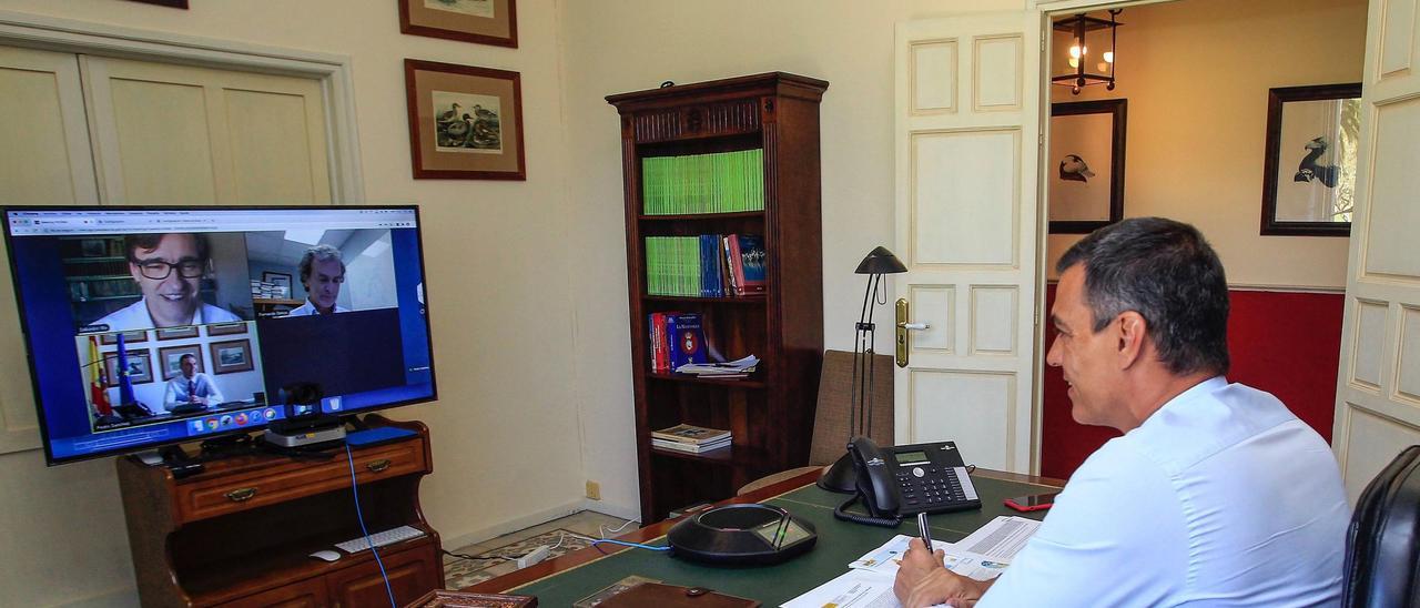El presidente del Gobierno, Pedro Sánchez, en videoconferencia con el ministro de Sanidad, Salvador Illa y con el doctor Fernando Simón