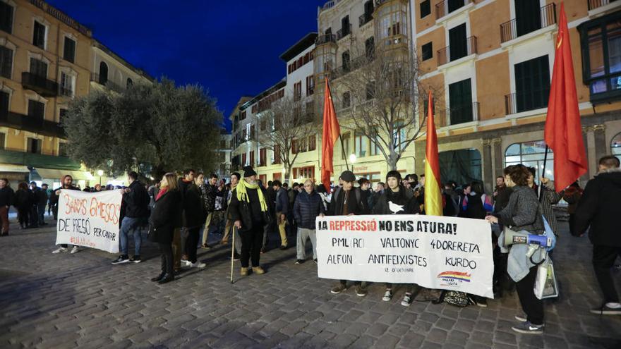 Unas 200 personas apoyan a Valtonyc en la plaza de Cort