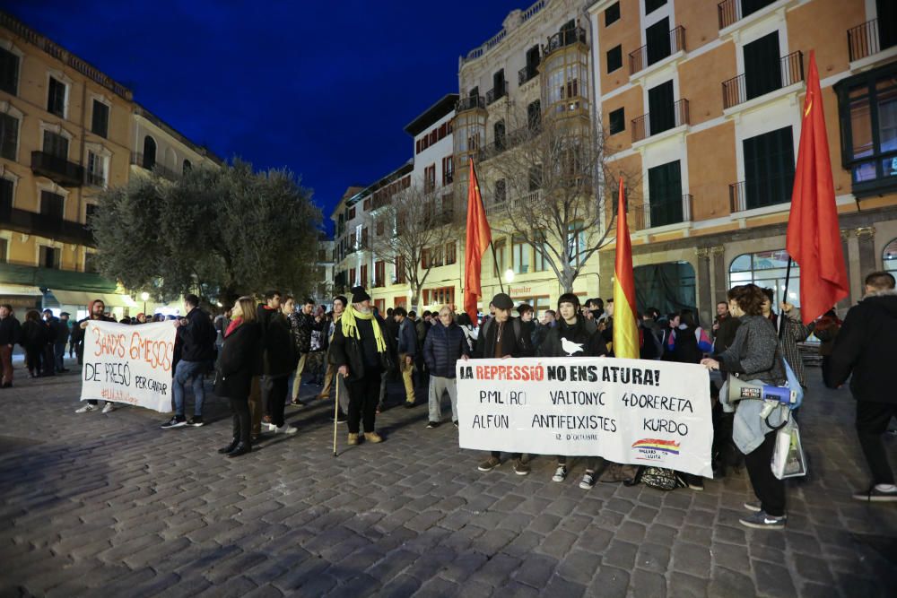 Unas 200 personas apoyan a Valtonyc en la plaza de Cort