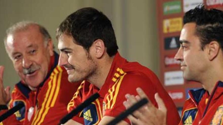 Del Bosque junto a Casillas y Xavi.