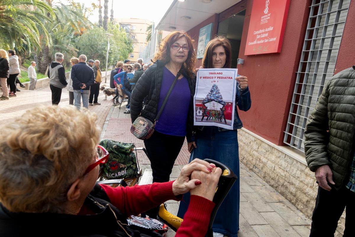 Los vecinos de San Gabriel se concentran por la falta de médicos