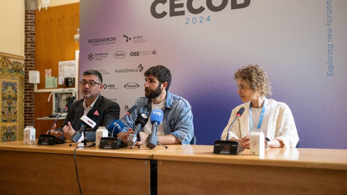 El director médico del UAOMI Cancer Center, Santiago Viteri, el jugador de baloncesto Ricky Rubio y la paciente María Lirio en la rueda de prensa del Cecob en Barcelona