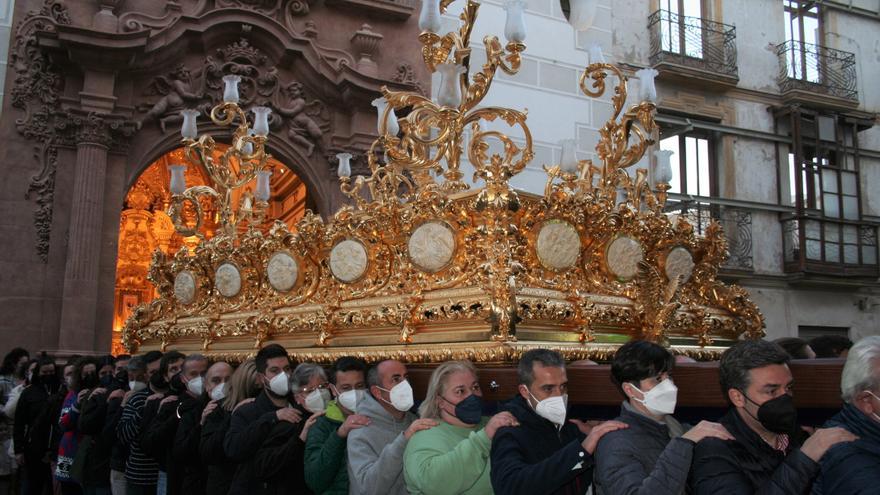 Emoción contenida en el primer ensayo del trono de la Amargura de Lorca