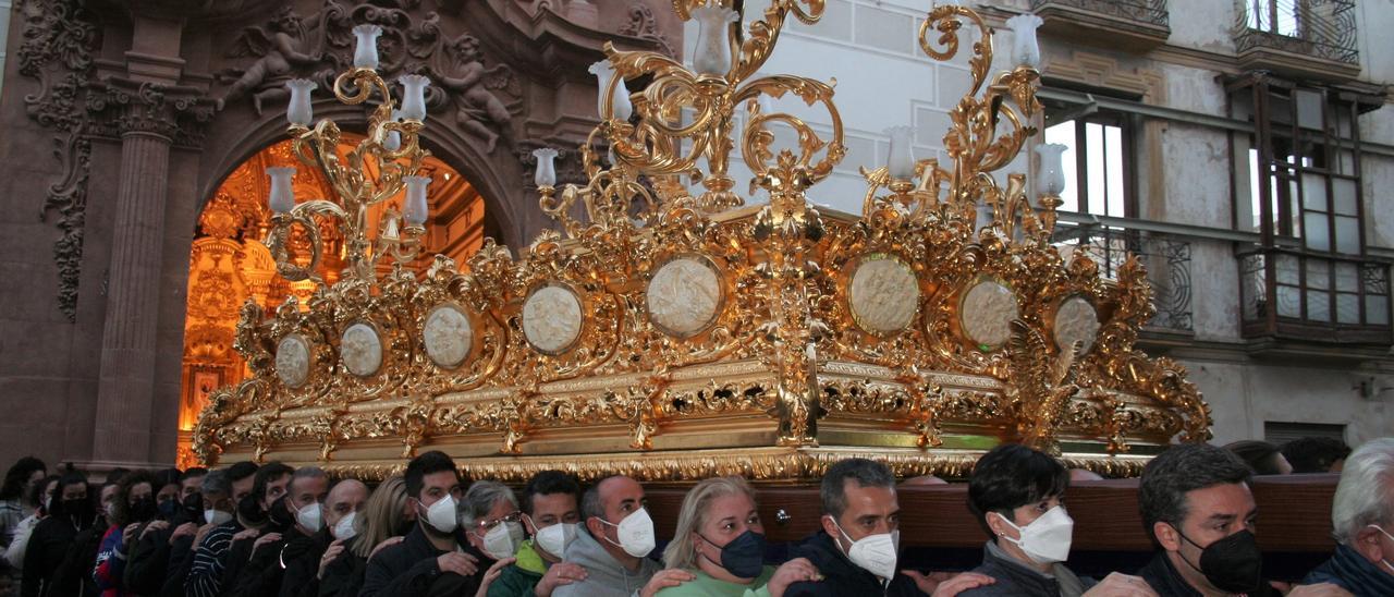 Ciento treinta y tres costaleros portaban el trono de la Amargura, este domingo.