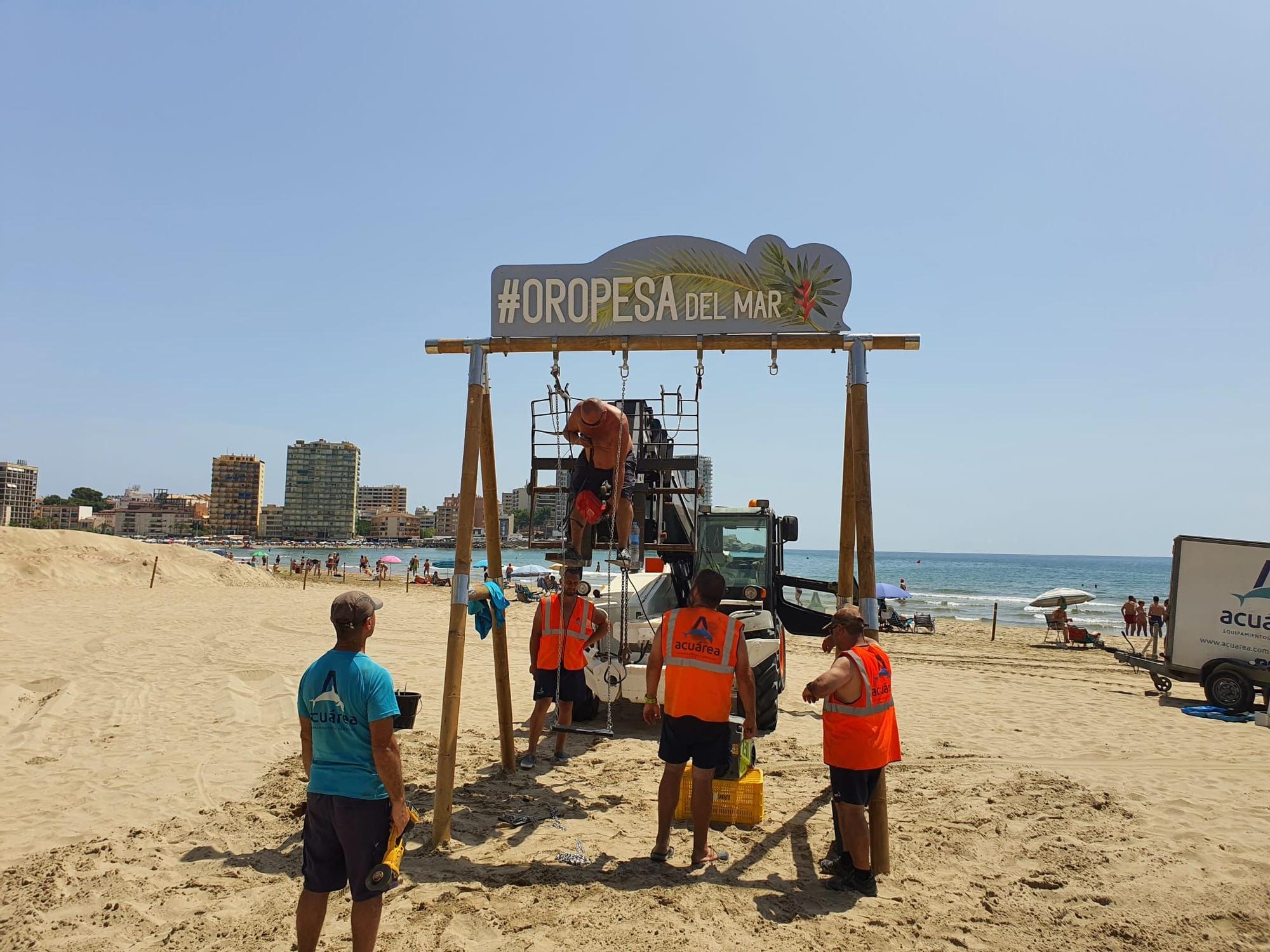 El famoso columpio de Orpesa vuelve a la playa de la Concha, pero esta vez solo en la arena