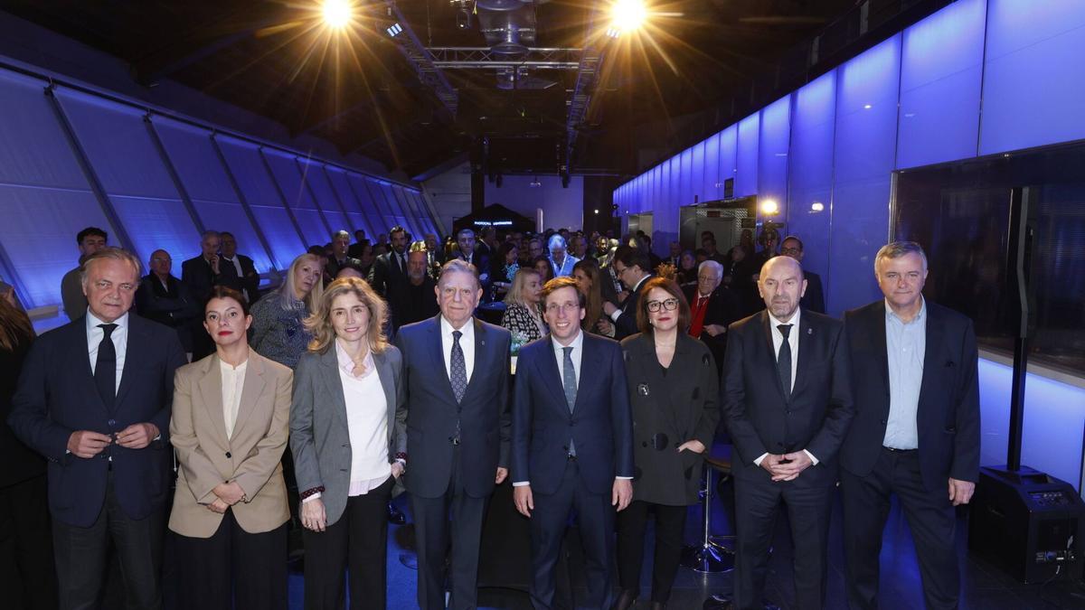 Por la izquierda, Antonio Truan, Natalia Álvarez, Ainhoa Moll, Alfredo Canteli, José Luis Martínez-Almeida, Ángeles Rivero, Juan Cofiño y Rodolfo Sánchez