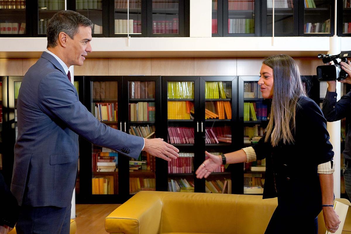 El presidente del Gobierno, Pedro Sánchez, durante una reunión con la portavoz de Junts, Míriam Nogueras, en el marco de las negociaciones para la investidura.