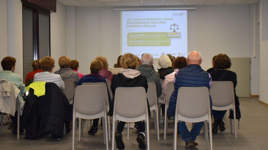 Asistentes á charla da campaña «Mos Recicla» na parroquia de Dornelas.   | // D.P.