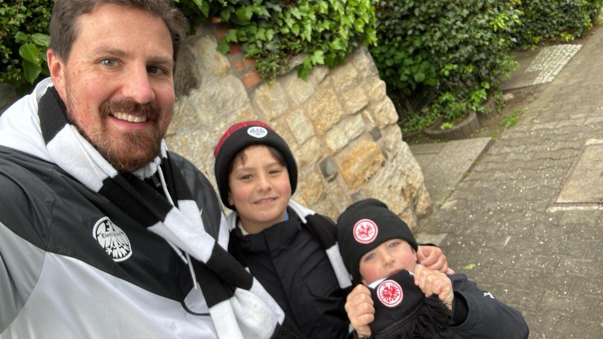 La familia Albert Balart, con el corazón dividido en el Barça - Eintracht
