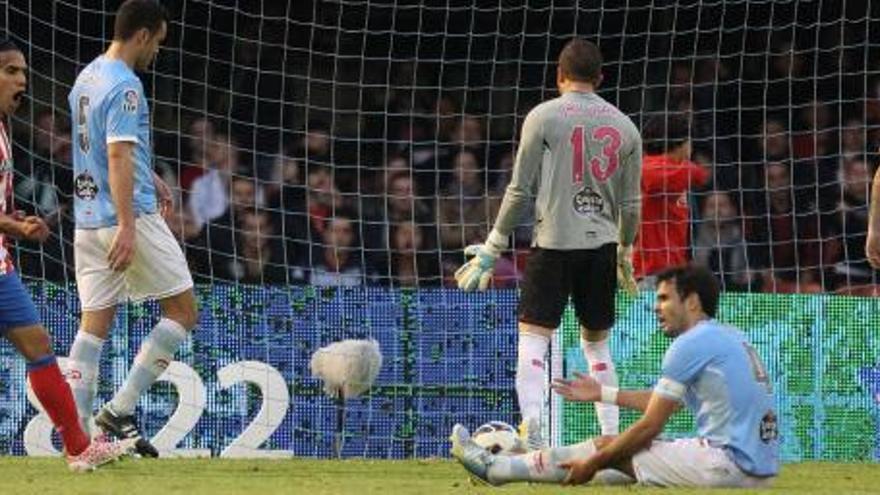 Falcao festeja el tercer gol ante el abatimiento de los jugadores del Celta y mientras Oubiña reclama una falta previa. // Ricardo Grobas