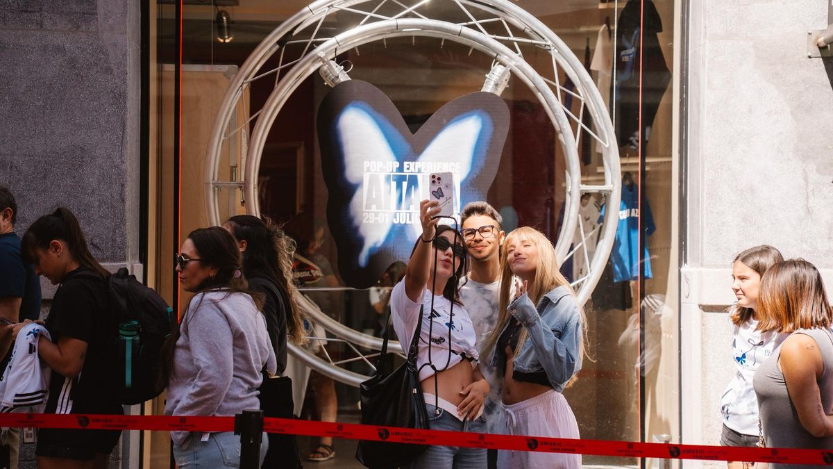 Los seguidores de Aitana hacen cola en la tienda que Universal ha abierto con motivo del concierto en Madrid.