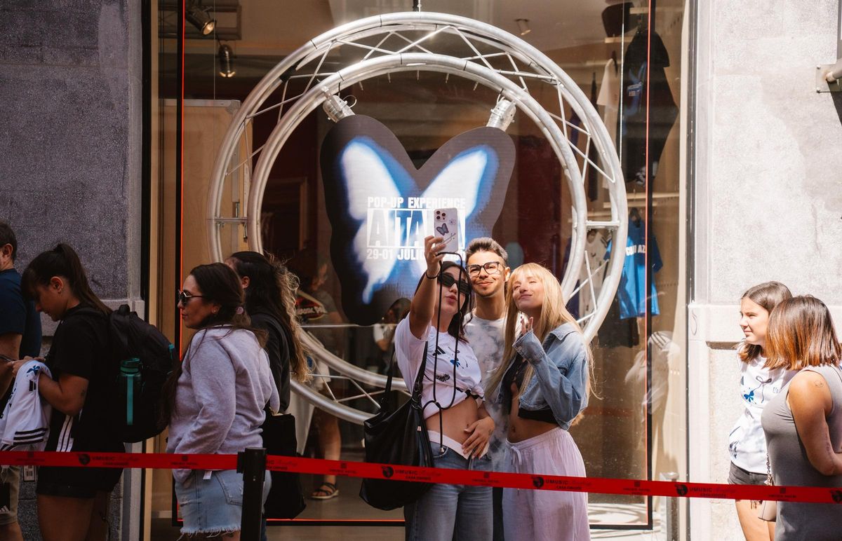 Los seguidores de Aitana hacen cola en la tienda que Universal ha abierto con motivo del concierto en Madrid