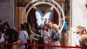 Los seguidores de Aitana hacen cola en la tienda que Universal ha abierto con motivo del concierto en Madrid