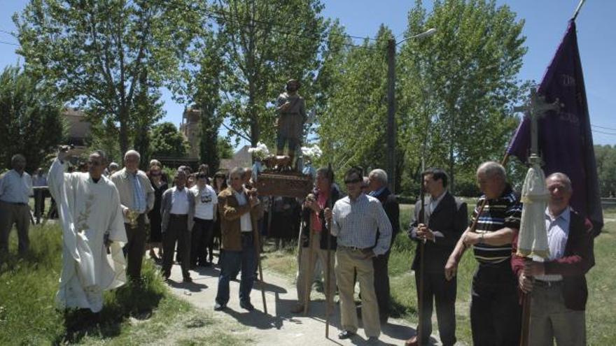 La cruz guía seguida del pendón de Venialbo.