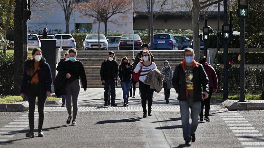 Veïns de València, ahir, respectant les mesures sobre mobilitat. | JM LÓPEZ