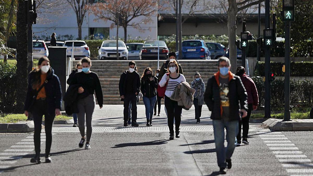 Vecinos de València, ayer, respetando las medidas sobre movilidad. | JM LÓPEZ