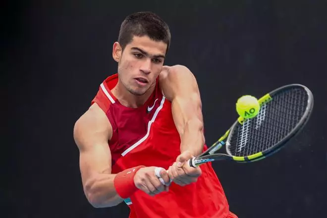 Carlos Alcaraz gana en su debut en Australia