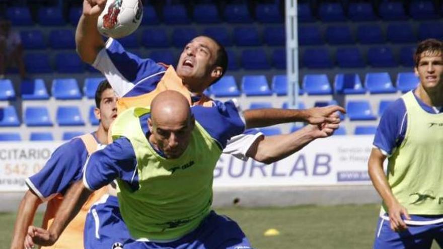 Carrión y Miki luchan por un balón.