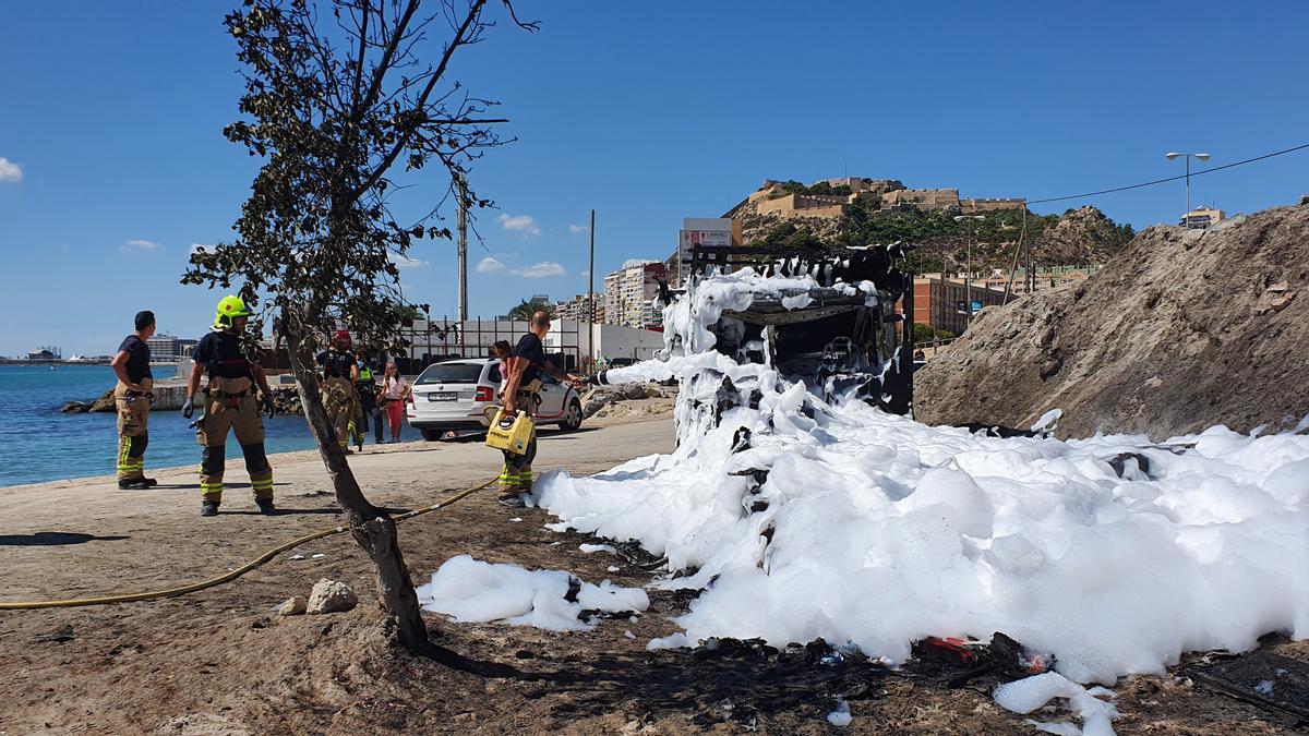 Bomberos terminando la extinción del incendio de la autocaravana.