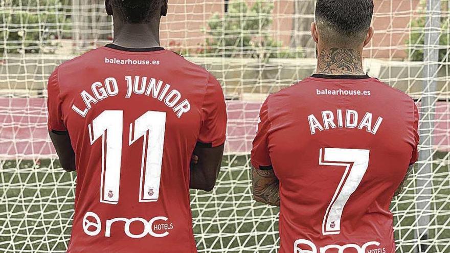 Lago Junior y Aridai posan con los dorsales de sus camisetas en Son Bibiloni