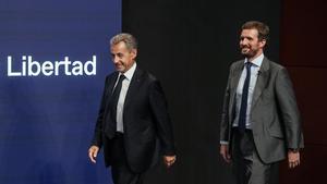 El expresidente francés Nicolas Sarkozy y el líder del PP, Pablo Casado, llegan al escenario para dar una conferencia en el auditorio del Museo Reina Sofía de Madrid. 