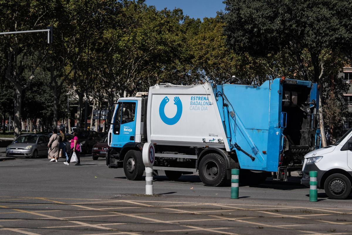 Vehículo del servicio de limpieza municipal de Badalona