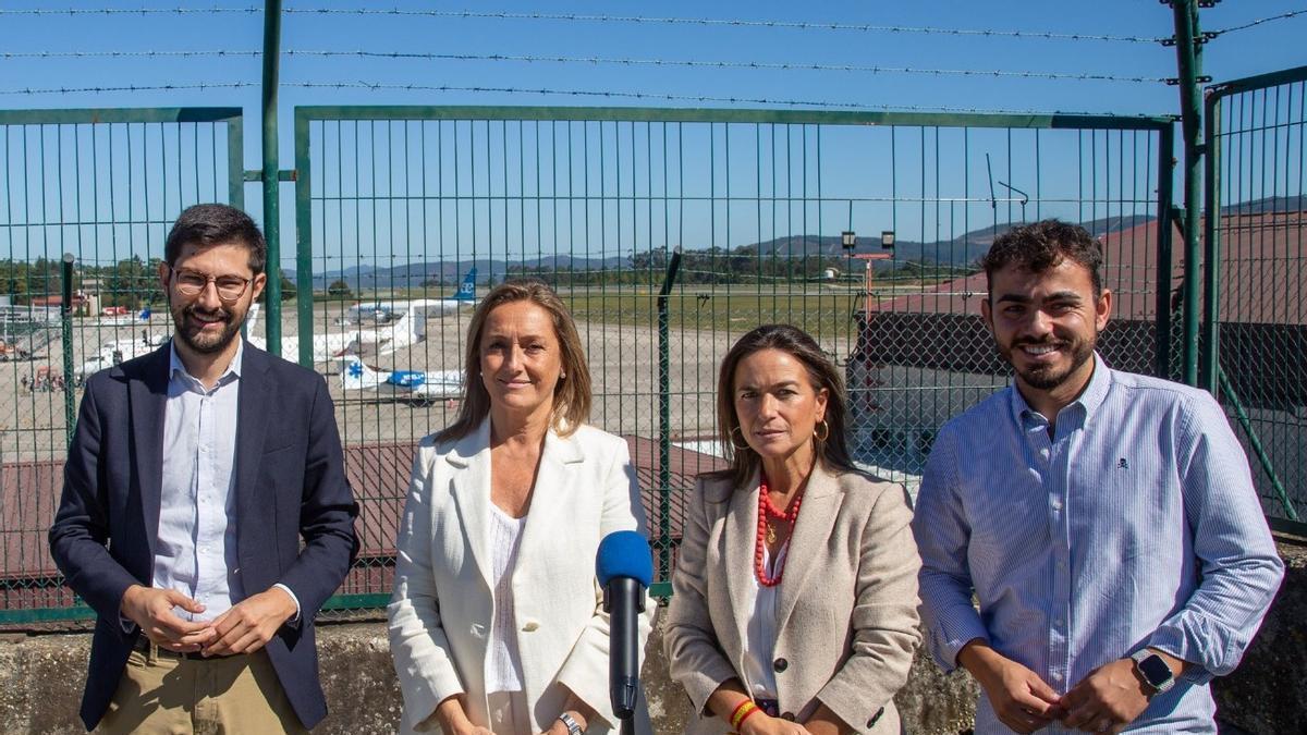 Diversos cargos del PP en el aeropuerto de Vigo, con Luisa Sánchez (2ª iz.) a la cabeza.