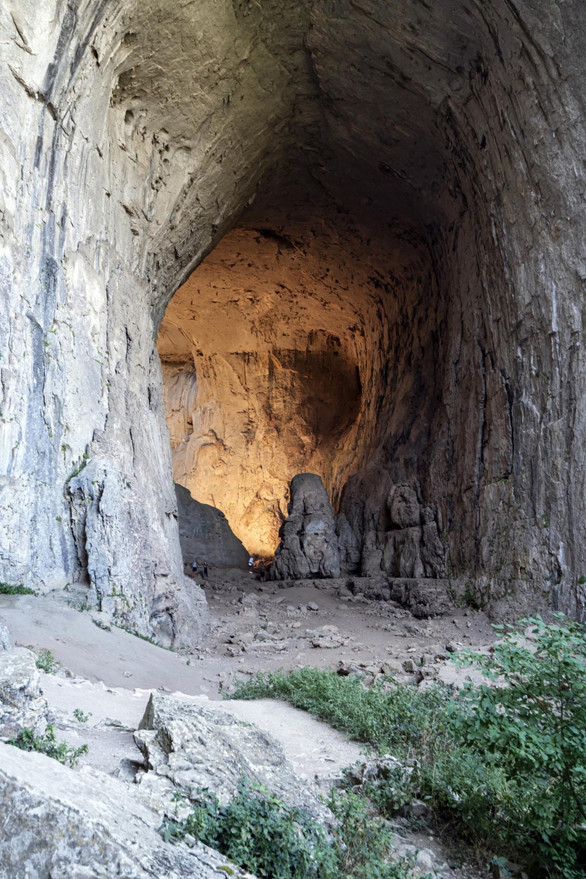 Entrada de la cueva Prohodna con imponentes muros de piedra caliza Karlukovo Bulgaria