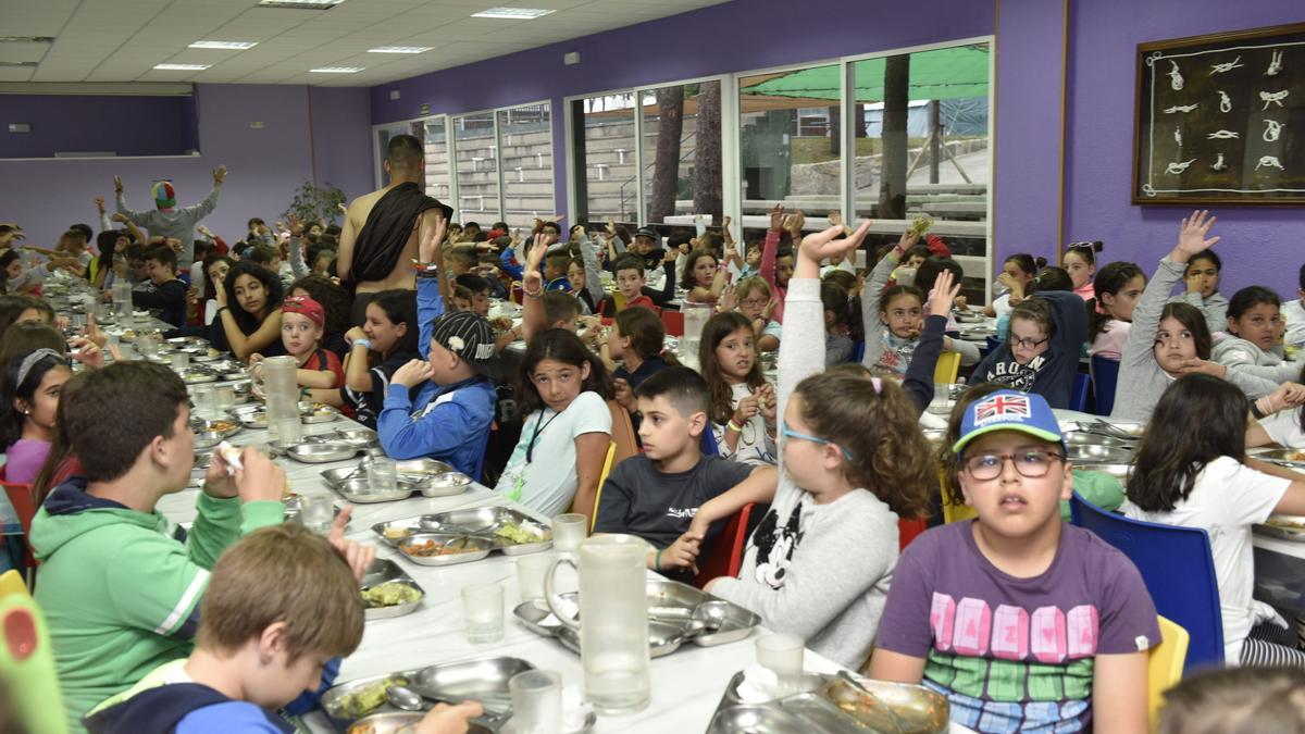 Los niños en el comedor de uno de los campamentos celebrados en A Lanzada.