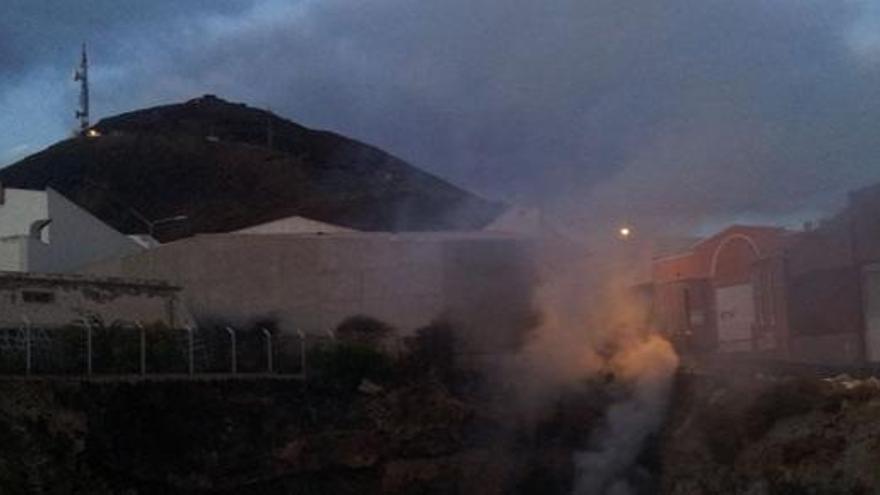 Los bomberos durante las tareas de extinción del incendio. i LP / DLP